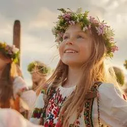 Solstice d’Été 2025 : Célébrer la Lumière, l’Éveil et la Magie du Jour le Plus Long