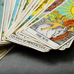Pourquoi certaines cartes de tarot nous poursuivent pendant des années