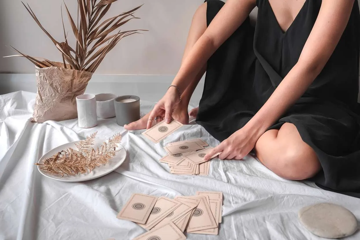 Taroscopie juin 2026 : votre tarot du mois pour fleurir avant l'été