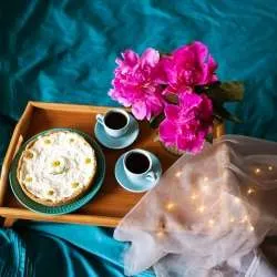 Pourquoi les femmes gardent-elles toujours les plus belles tasses pour les invités ?