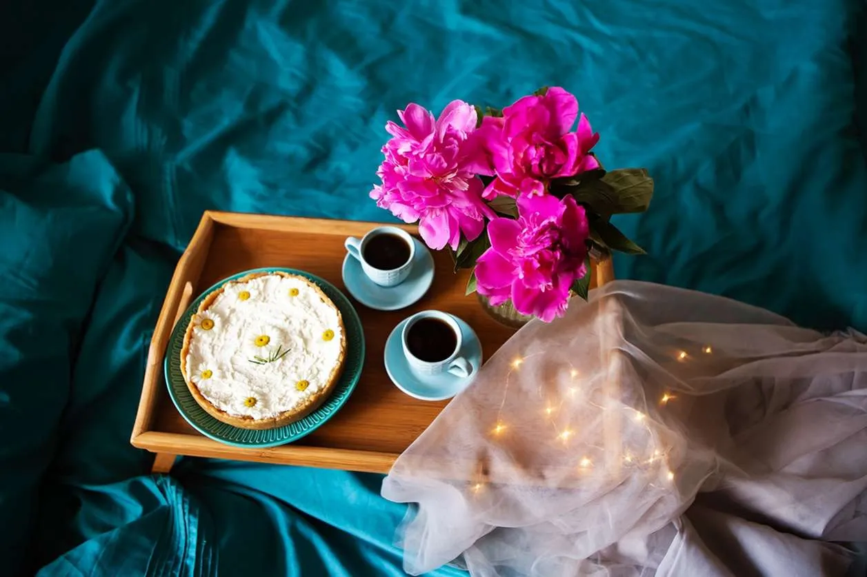 Pourquoi les femmes gardent-elles toujours les plus belles tasses pour les invités ?