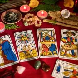 Les 22 arcanes majeurs du tarot : la signification de chaque carte, expliquée en douceur