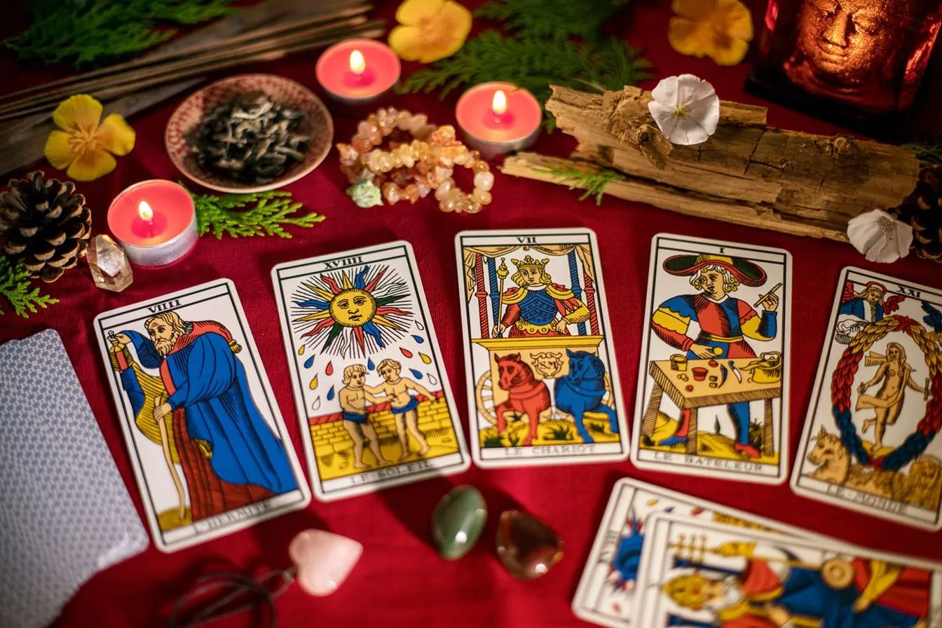 Les 22 arcanes majeurs du tarot : la signification de chaque carte, expliquée en douceur